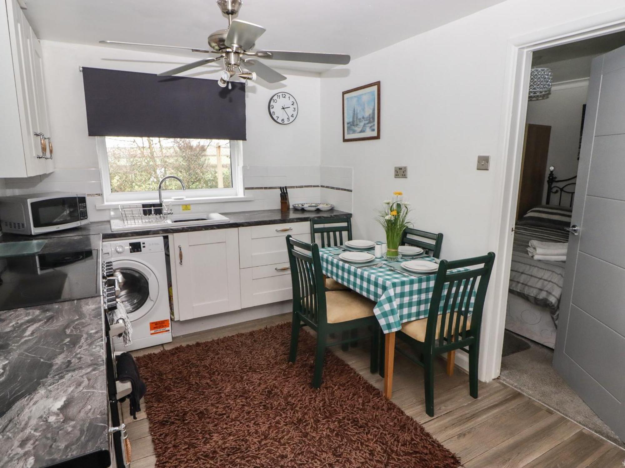 13 Gower Holiday Village Суонзи Екстериор снимка
