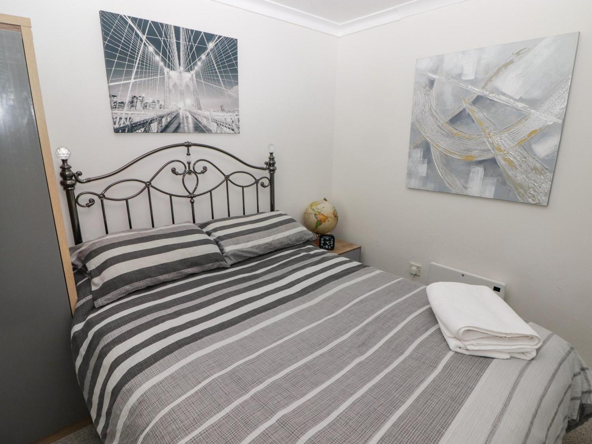 13 Gower Holiday Village Суонзи Екстериор снимка