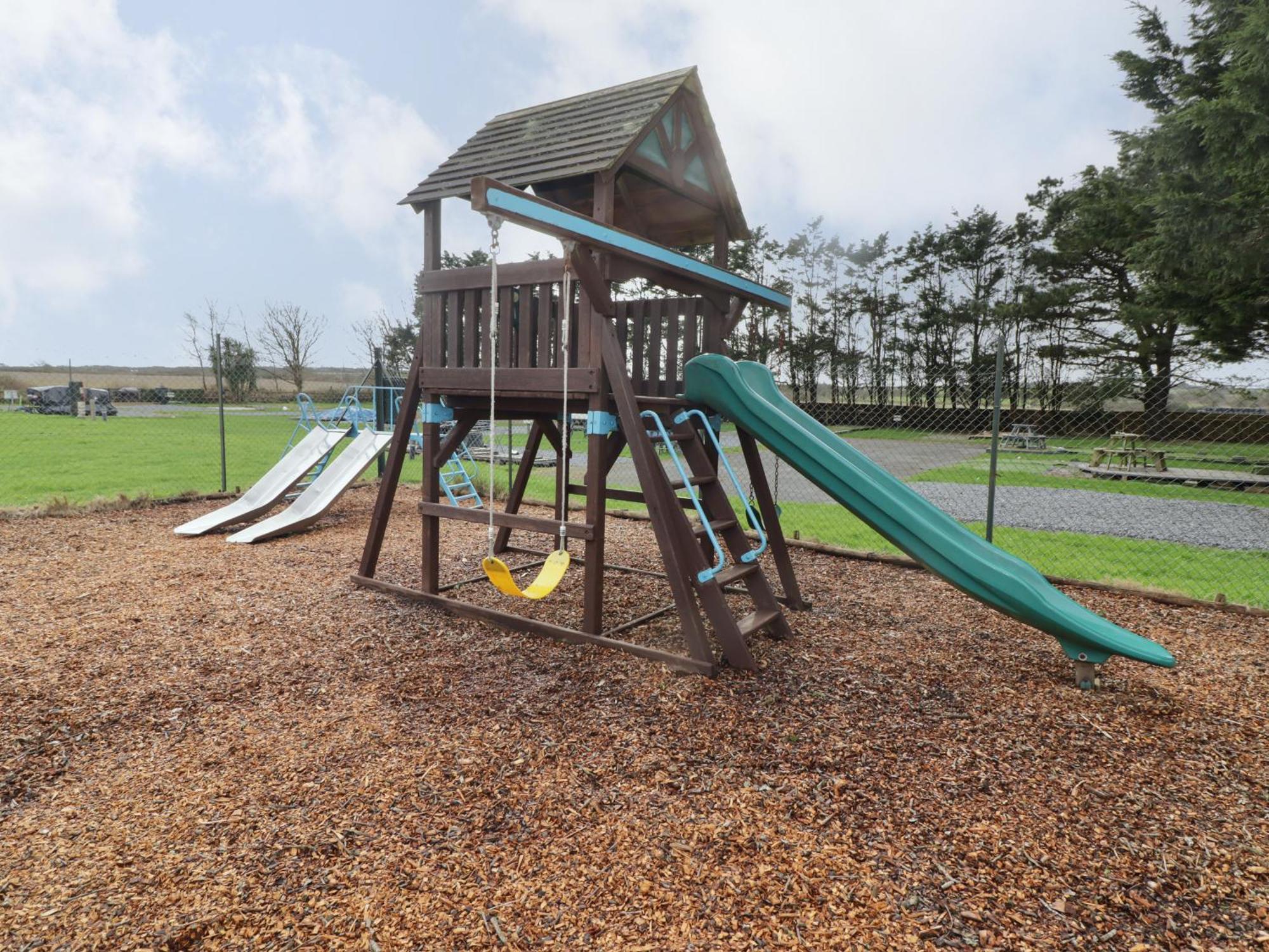 13 Gower Holiday Village Суонзи Екстериор снимка